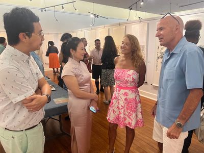 百慕大群島首個中國畫展亮相 翟優(yōu)、樊蕾伉儷“家園”作品引國際關(guān)注